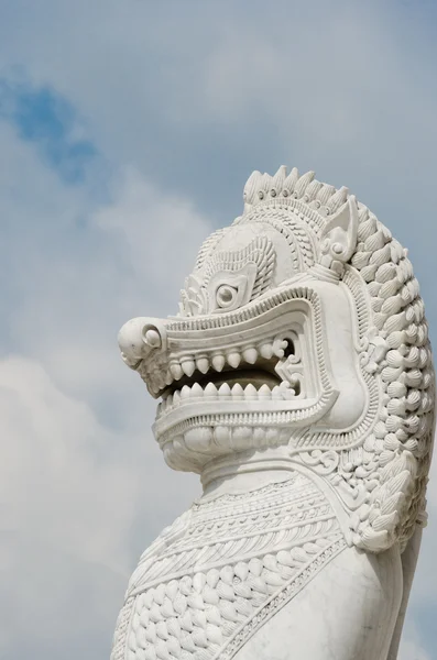 Grote witte marmeren leeuw standbeeld. — Stockfoto