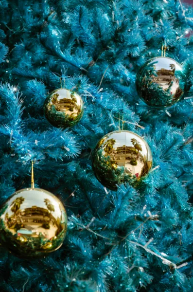 Рождественская елка и золотые яйца украшения в расплывчатом фоне . — стоковое фото