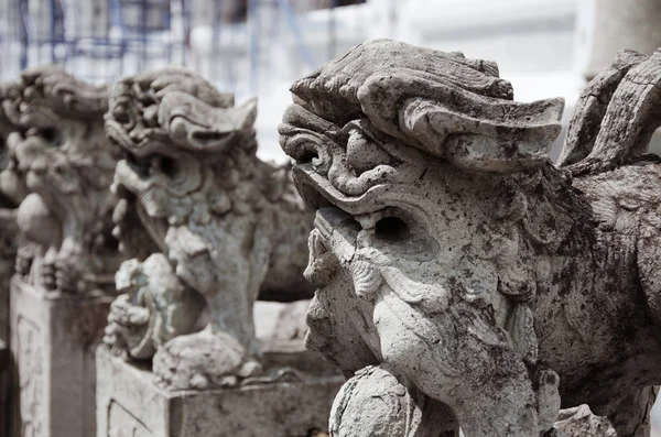 Çin aslanı taş heykel.