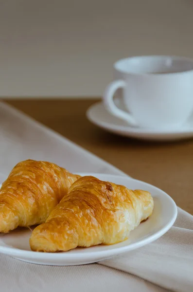 Buttercroissant zum Frühstück. — Stockfoto