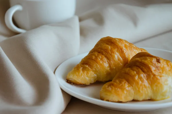 Buttercroissant zum Frühstück. — Stockfoto