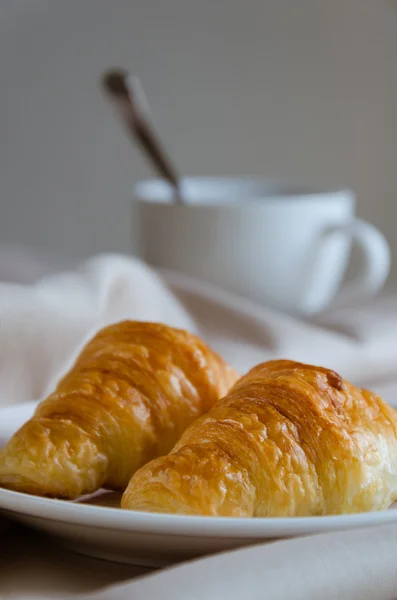 Buttercroissant zum Frühstück. — Stockfoto