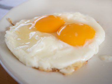 Kızarmış yumurta çiğ yumurta sarısı 