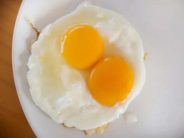 Kızarmış yumurta çiğ yumurta sarısı