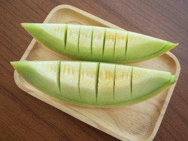 Tahta tabakta taze yeşil kavun