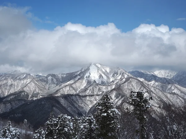 山の雪と雲頂の風景 — ストック写真