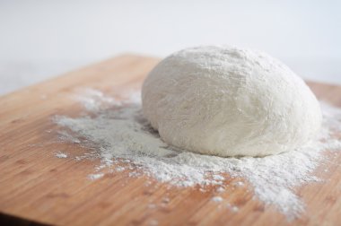 çiğ ekmek hamur ve un ahşap plaka üzerinde