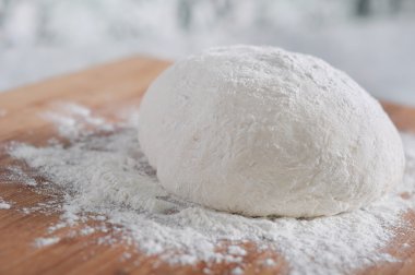 çiğ ekmek hamur ve un ahşap plaka üzerinde