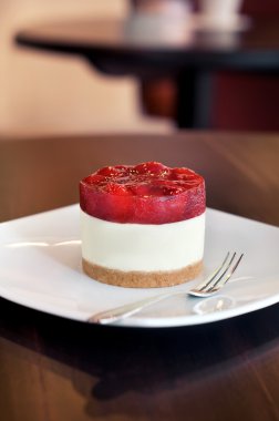 Çanak üzerinde çilekli Cheesecake