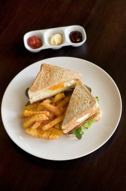 sandwish ve patates kızartması