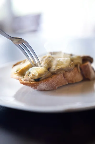 Bruschetta kafamız çatal ve duman ile peynir