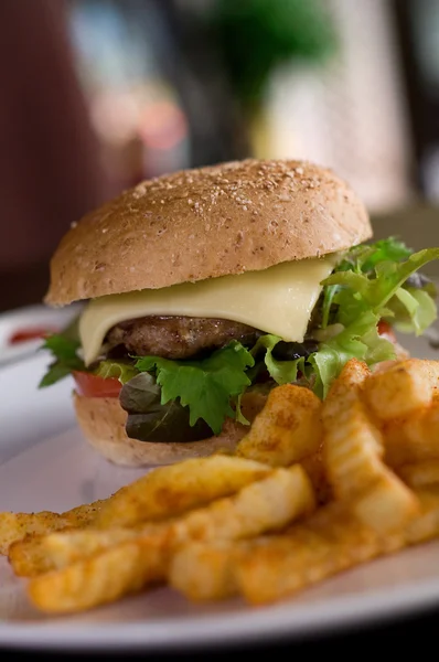 Burger ve patates kızartması