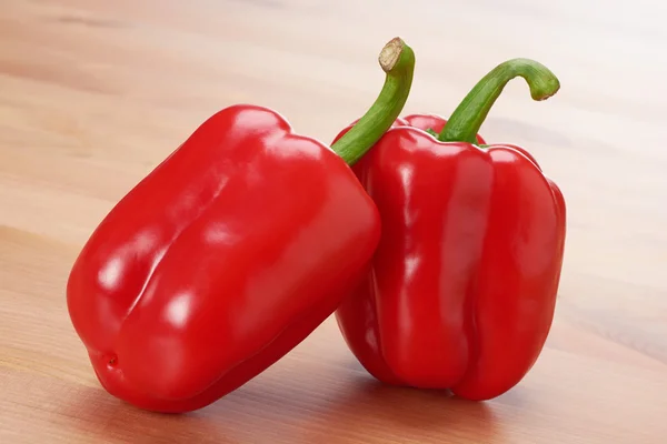 Due peperoni rossi sul tavolo — Foto Stock