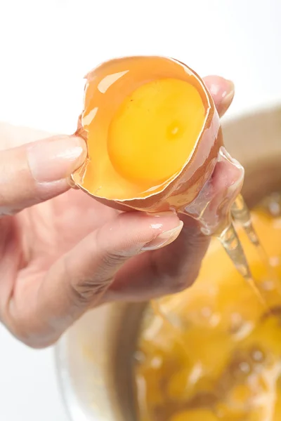 手は茶色の生卵の壊れた卵殻を保持します。 — ストック写真