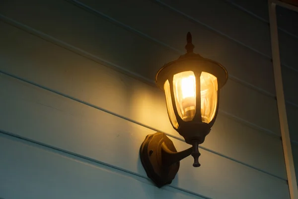 Luce calda delle lampade esterne sulla parete della casa — Foto Stock