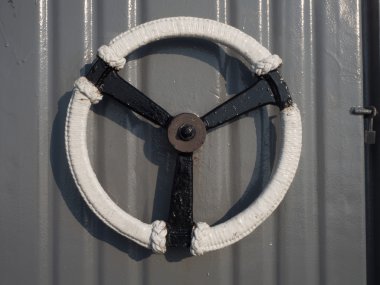 Kapı kolları üzerinde savaş gemisi