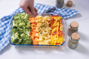 Sebze tabağına bir tutam karabiber eklenir.