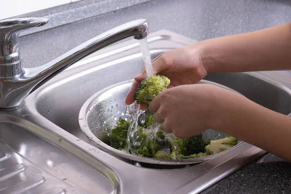 Gibt Brokkoli Einem Sieb Wird Unter Dem Wasserhahn Des Abwassers — Stockfoto