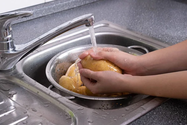 Картофель Вымывают Потоком Сточных Вод Грязи Приготовления Пищи — стоковое фото