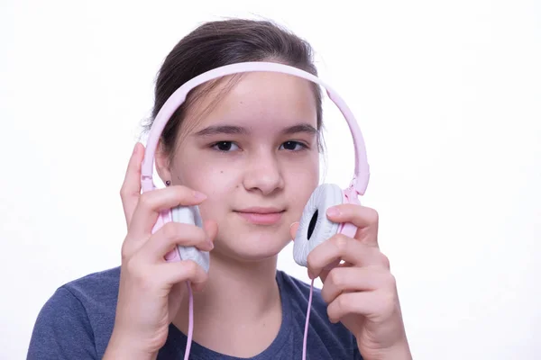 Menina Adolescente Quer Colocar Fones Ouvido Para Ouvir Sua Música — Fotografia de Stock