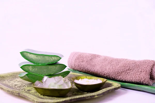 Saftige Biter Aloe Vera Havsalt Trefat Håndkle Hvit Bakgrunn – stockfoto