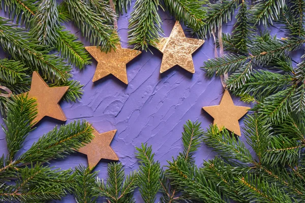 Вечнозеленые Еловые Ветви Золотые Звезды Выложенные Рамкой Синем Текстурированном Фоне — стоковое фото