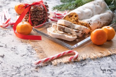 Badem ezmeli, kuru üzümlü, kurabiyeli, mandallı ve ladin dallı noel pastası.