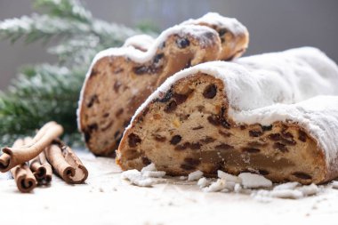 Badem ezmeli noel pastası, kağıt üzerinde fındık ve kuru üzümler ladin dallarına bağlanmış.