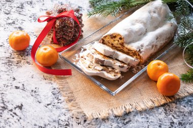 Noel pastası, mandalina ve desenli arka planda ladin dalları