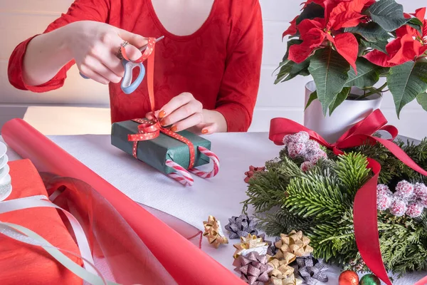 Chica Jersey Rojo Envuelve Regalos Navidad Los Decora Con Cintas — Foto de Stock
