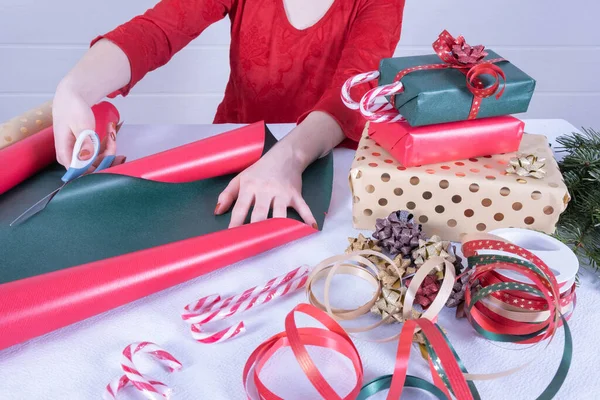 Regalos Navidad Envueltos Cintas Colores Papel Embalaje Cortado — Foto de Stock