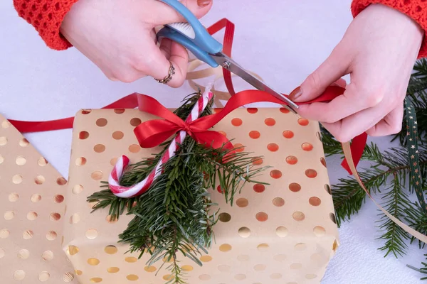 Chica Ató Ramas Abeto Caramelo Navidad Con Una Cinta Roja — Foto de Stock