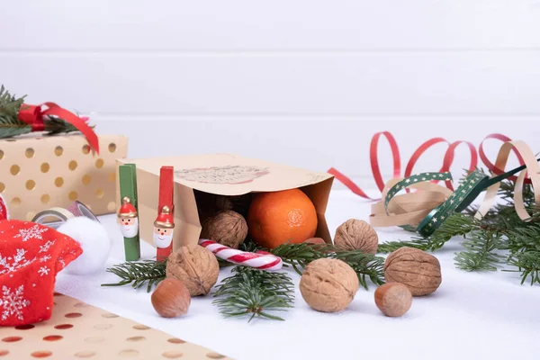 Natal Presente Partir Saco Papel Nozes Tangerinas Pirulitos Coberto Uma — Fotografia de Stock