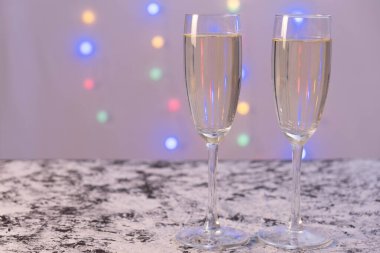 Beyaz arka plana bastırılmış çelenkler ve dolu bardaklar.