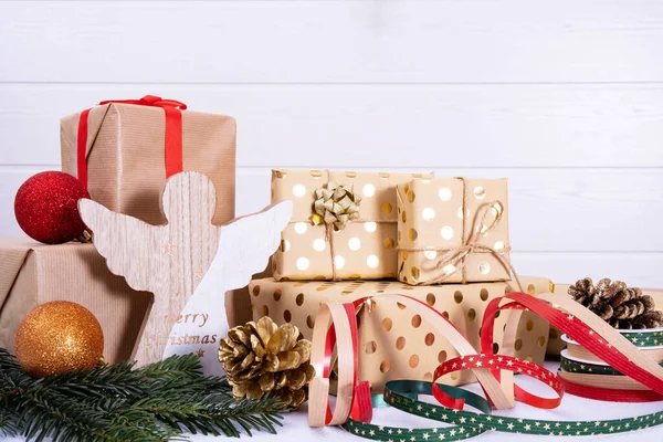 Embalaje Vacaciones Cajas Con Regalos Encuentran Sobre Mesa Sobre Fondo — Foto de Stock