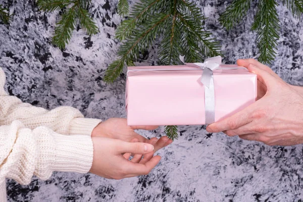 Chica Suéter Blanco Recibe Regalo Las Manos Papá Sobre Fondo — Foto de Stock