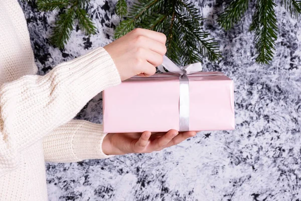 Una Chica Suéter Blanco Sostiene Regalo Palma Abre Sobre Fondo — Foto de Stock