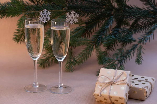 Zwei Gläser Champagner Und Geschenke Liegen Auf Dem Neujahrstisch Auf — Stockfoto