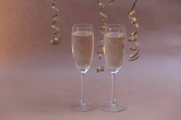 Champagnergläser Stehen Auf Dem Neujahrstisch Vor Beigem Hintergrund — Stockfoto
