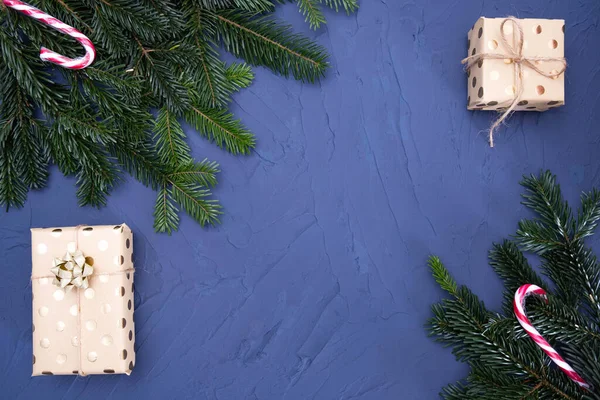 Presentes Ramos Abeto Jazem Sobre Mesa Fundo Azul — Fotografia de Stock