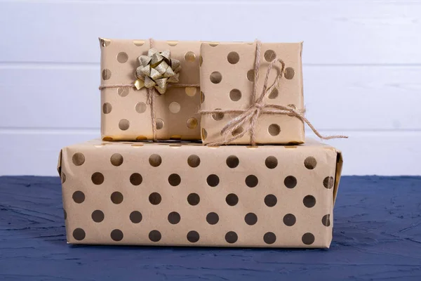 Cajas Con Regalos Yacen Sobre Mesa Sobre Fondo Azul — Foto de Stock