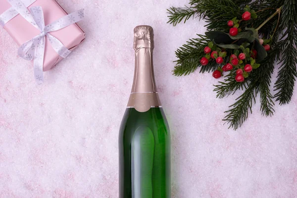 Eine Flasche Champagner Liegt Auf Einem Schneebedeckten Tisch Vor Weißem — Stockfoto