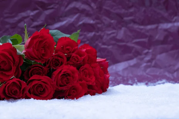 Bouquet Red Roses White Snow Pink Background — Stock Photo, Image