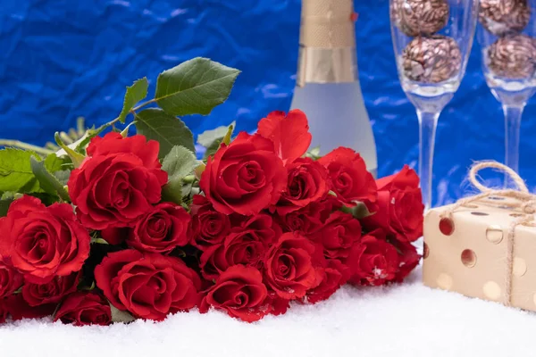 Gift Snow Bouquet Red Roses Blue Background Next Champagne Festive — Stock Photo, Image