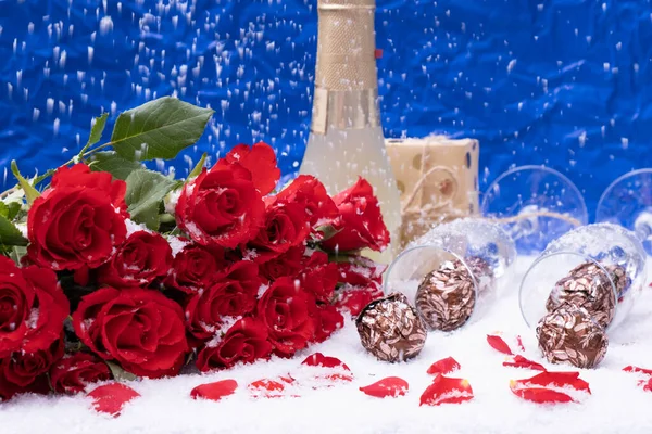 Bouquet Red Roses Blue Background Next Bottle Champagne Festive Table — Stock Photo, Image