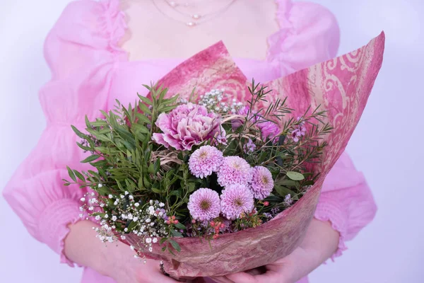 Niña Vestido Rosa Sosteniendo Ramo Flores Festivas Sobre Fondo Blanco — Foto de Stock