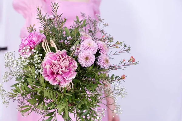 Niña Vestido Rosa Sosteniendo Ramo Flores Festivas Sobre Fondo Blanco — Foto de Stock