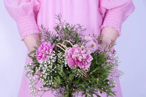 Una Joven Con Vestido Rosa Sostiene Ramo Flores Festivas Sobre — Foto de Stock