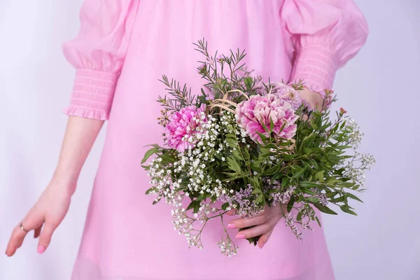 Букет Праздничных Цветов Девушка Розовом Платье Белом Фоне — стоковое фото