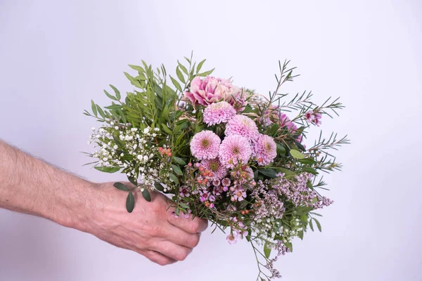 Manns Hånd Holder Fram Bukett Med Festlige Blomster Hvit Bakgrunn – stockfoto